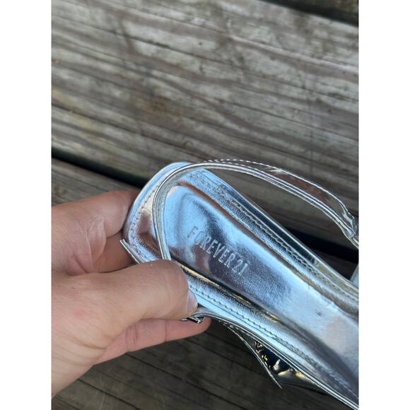 Forever 21 Silver Metallic Slingback Kitten Heels Pointed Toe Size 8.5 - Picture 3 of 7